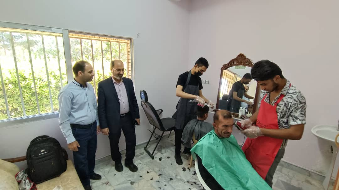 مددجویان مرکز توانبخشی علی اکبر از خدمت رایگان هنر آموزان آموزشگاه آرایش و پیرایش خانه محله شعبانیه بهره مند شدند