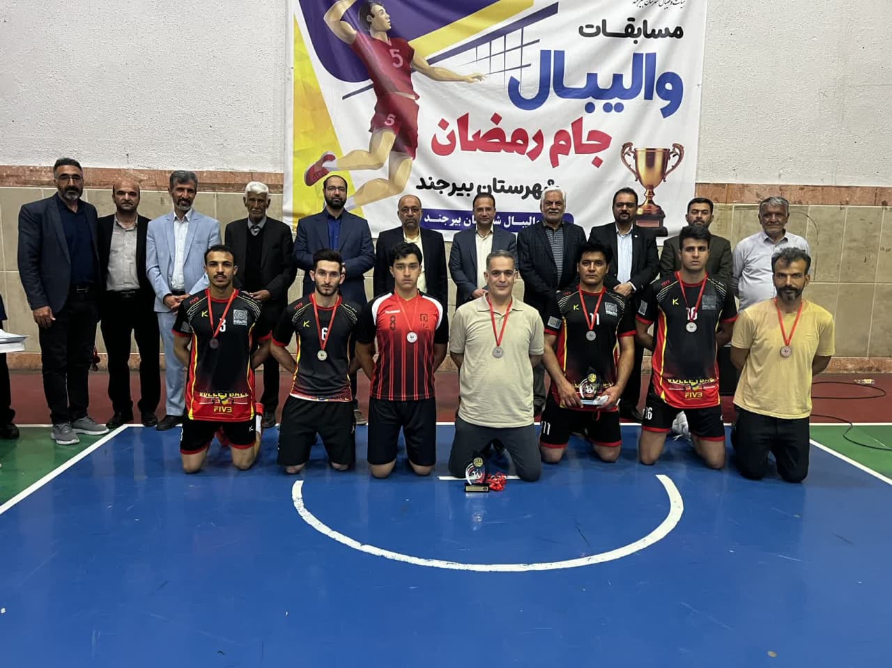 تیم والیبال کارکنان شهرداری بیرجند نایب قهرمان جام آزاد رمضان