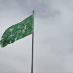 اهتزاز پرچم یا علی ابن موسی الرضا(ع) همزمان با آغاز دهه کرامت در فرهنگسرای شهرداری